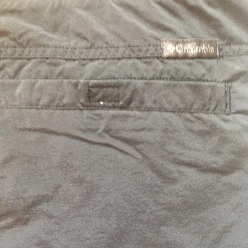 Men’s Columbia black swim trunks sz XXL. Net lined, zipper & Velcro pockets.